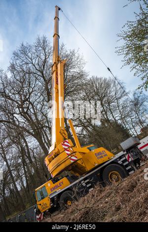 Emsley crane hire Liebherr 40 tonne LTM 1040-2.1 crane operating its telescopic boom at a water bore hole test site, Sherwood forest, Nottinghamshire. Stock Photo