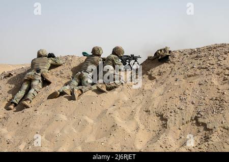 CAMP BUEHRING, Kuwait-U.S. Soldiers assigned to Bravo Company, 1-124 Infantry Regiment fire a M-240B at the range during the U.S. Army Central Best Squad Competition. BSC 2022 measures the abilities of squads to perform physical and mental challenges as a cohesive team. (U.S. Army photo by Spc. William China, U.S. Army Central Public Affairs) Stock Photo