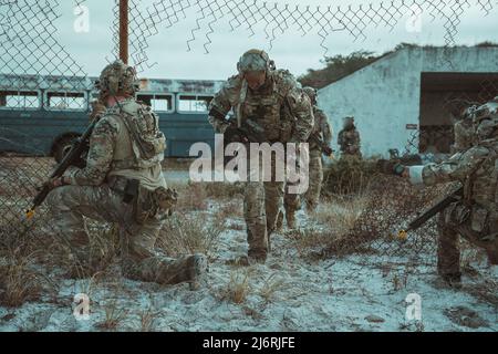 Members of the 7th Special Forces Group (Airborne) conduct maritime, medical, and direct-action training on Camp “Bull” Simons, Fla., Dec. 8, 2021. Chilean Special Operations Forces train alongside 7th Group to increase interoperability and prepare for future bilateral exercises.     (US Army photo by SPC Aaron Schaeper) Stock Photo