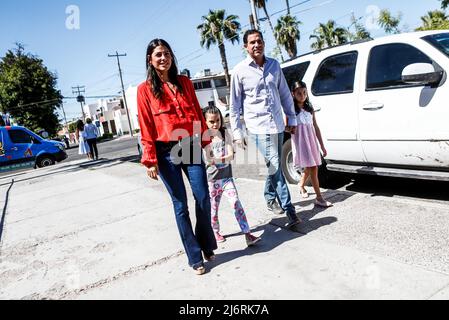 La candidata al senado por Sonora, Sylvana Beltrones Sánchez, acudió esta mañana a  emitir su voto en la casilla de la colonia Pitic , guante la jornada electoral 2018. 1jul2018 (Photo: Luis Gutierrez / NortePhoto.com) Stock Photo