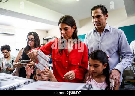 La candidata al senado por Sonora, Sylvana Beltrones Sánchez, acudió esta mañana a  emitir su voto en la casilla de la colonia Pitic , guante la jornada electoral 2018. 1jul2018 (Photo: Luis Gutierrez / NortePhoto.com) Stock Photo