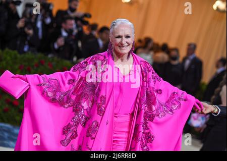 Glenn Close walking on the red carpet at the 2022 Metropolitan Museum of Art Costume Institute Gala celebrating the opening of the exhibition titled In America: An Anthology of Fashion held at the Metropolitan Museum of Art in New York, NY on May 2, 2022. (Photo by Anthony Behar/Sipa USA) Stock Photo