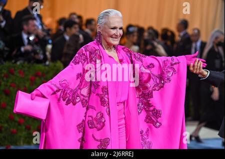 Glenn Close walking on the red carpet at the 2022 Metropolitan Museum of Art Costume Institute Gala celebrating the opening of the exhibition titled In America: An Anthology of Fashion held at the Metropolitan Museum of Art in New York, NY on May 2, 2022. (Photo by Anthony Behar/Sipa USA) Stock Photo