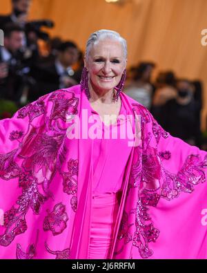 Glenn Close walking on the red carpet at the 2022 Metropolitan Museum of Art Costume Institute Gala celebrating the opening of the exhibition titled In America: An Anthology of Fashion held at the Metropolitan Museum of Art in New York, NY on May 2, 2022. (Photo by Anthony Behar/Sipa USA) Stock Photo