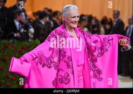 Glenn Close walking on the red carpet at the 2022 Metropolitan Museum of Art Costume Institute Gala celebrating the opening of the exhibition titled In America: An Anthology of Fashion held at the Metropolitan Museum of Art in New York, NY on May 2, 2022. (Photo by Anthony Behar/Sipa USA) Stock Photo