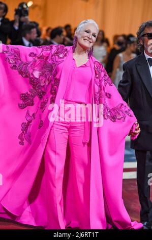 Glenn Close walking on the red carpet at the 2022 Metropolitan Museum of Art Costume Institute Gala celebrating the opening of the exhibition titled In America: An Anthology of Fashion held at the Metropolitan Museum of Art in New York, NY on May 2, 2022. (Photo by Anthony Behar/Sipa USA) Stock Photo