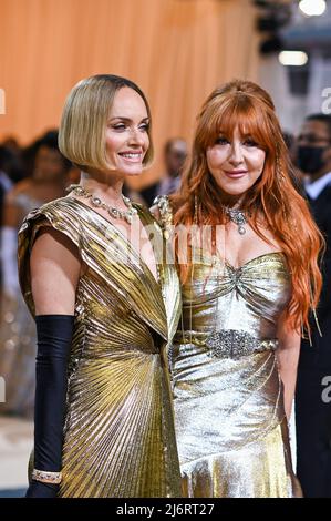 Amber Valletta and Charlotte Tilbury walking on the red carpet at the 2022 Metropolitan Museum of Art Costume Institute Gala celebrating the opening of the exhibition titled In America: An Anthology of Fashion held at the Metropolitan Museum of Art in New York, NY on May 2, 2022. (Photo by Anthony Behar/Sipa USA) Stock Photo