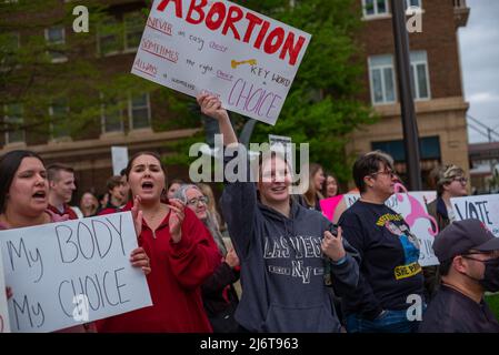 May 3, 2022, Manhattan, Kansas, USA: Community members gather in front of the Riley County Courthouse in Manhattan, Kansas to protest the U.S. Supreme Court leaked draft opinion vote to overturn Roe v. Wade on Tuesday. (Credit Image: © Luke Townsend/ZUMA Press Wire) Stock Photo