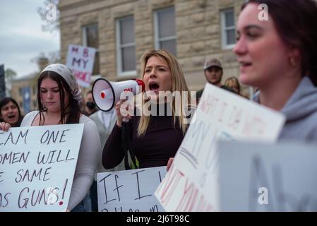 May 3, 2022, Manhattan, Kansas, USA: Community members gather in front of the Riley County Courthouse in Manhattan, Kansas to protest the U.S. Supreme Court leaked draft opinion vote to overturn Roe v. Wade on Tuesday. (Credit Image: © Luke Townsend/ZUMA Press Wire) Stock Photo