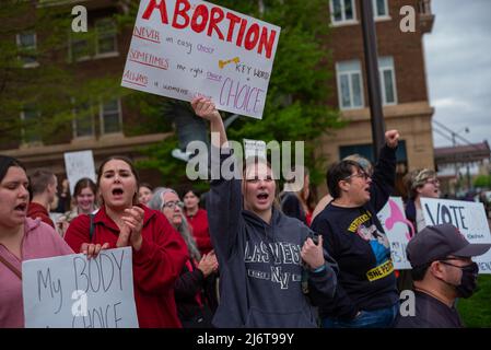 May 3, 2022, Manhattan, Kansas, USA: Community members gather in front of the Riley County Courthouse in Manhattan, Kansas to protest the U.S. Supreme Court leaked draft opinion vote to overturn Roe v. Wade on Tuesday. (Credit Image: © Luke Townsend/ZUMA Press Wire) Stock Photo