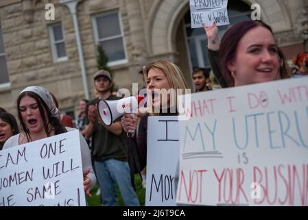 May 3, 2022, Manhattan, Kansas, USA: Community members gather in front of the Riley County Courthouse in Manhattan, Kansas to protest the U.S. Supreme Court leaked draft opinion vote to overturn Roe v. Wade on Tuesday. (Credit Image: © Luke Townsend/ZUMA Press Wire) Stock Photo