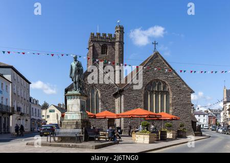 Duke of Wellington Statue and the Parish Church of St. Marys Church in the town centre of Brecon, Powys, South Wales, UK Stock Photo