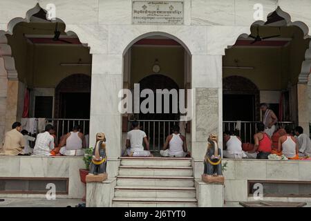 Students and pilgrims studying vedic at Shri Satuwa Baba ashram in Varanasi, Uttar Pradesh, India. Stock Photo