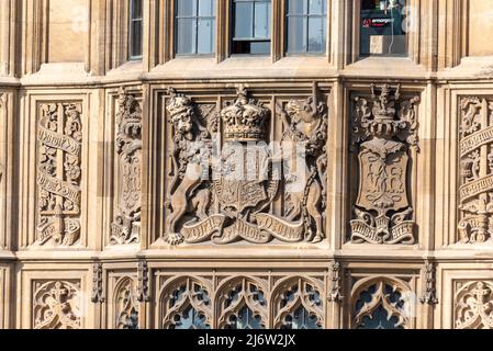 Dieu et mon droit motto and coat of arms of the United Kingdom on the Palace of Westminster, Houses of Parliament. Architecture, Victoria Regina, VR Stock Photo