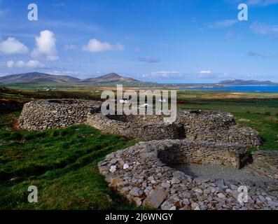 View SW of 5 beehive dwellings inside the circular stone wall of Caherdorgan North Fort (cashel), Dingle, County Kerry, Republic of Ireland. Stock Photo