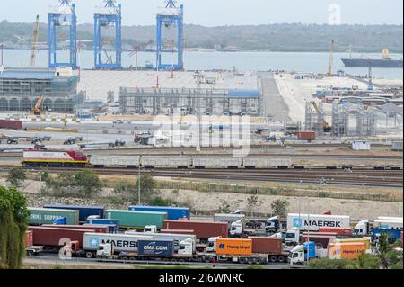 KENYA, Mombasa, seaport, extension Container terminal CT-2 at Kipevu West / KENIA, Mombasa, Seehafen, Erweiterung Containerterminal CT-2, Kipevu West, Bahngleise zum Bahnverladeterminal Stock Photo