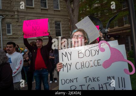 May 3, 2022, Manhattan, Kansas, USA: Community members gather in front of the Riley County Courthouse in Manhattan, Kansas to protest the U.S. Supreme Court leaked draft opinion vote to overturn Roe v. Wade on Tuesday. (Credit Image: © Luke Townsend/ZUMA Press Wire) Stock Photo