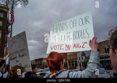 May 3, 2022, Manhattan, Kansas, USA: Community members gather in front of the Riley County Courthouse in Manhattan, Kansas to protest the U.S. Supreme Court leaked draft opinion vote to overturn Roe v. Wade on Tuesday. (Credit Image: © Luke Townsend/ZUMA Press Wire) Stock Photo