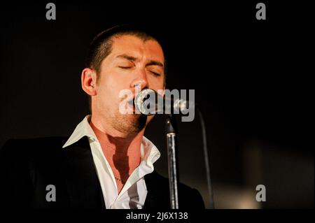 Alex Turner, lead singer of the Arctic Monkeys performs a hometown show at Sheffield Arena. (Photo by Robin Burns / SOPA Images/Sipa USA) Stock Photo