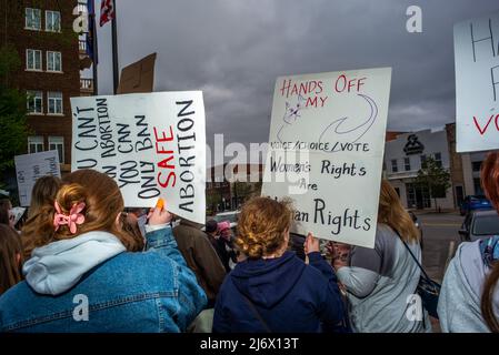 May 3, 2022, Manhattan, Kansas, USA: Community members gather in front of the Riley County Courthouse in Manhattan, Kansas to protest the U.S. Supreme Court leaked draft opinion vote to overturn Roe v. Wade on Tuesday. (Credit Image: © Luke Townsend/ZUMA Press Wire) Stock Photo