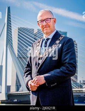 ROTTERDAM - Portret van Burgemeester Ahmed Aboutaleb voorafgaand aan de Rotterdamse dodenherdenking, 4 mei 2022. Foto: Patrick van Katwijk Stock Photo