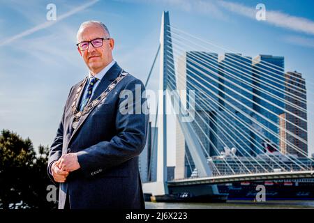 ROTTERDAM - Portret van Burgemeester Ahmed Aboutaleb voorafgaand aan de Rotterdamse dodenherdenking, 4 mei 2022. Foto: Patrick van Katwijk Stock Photo