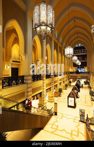 Architektur, Dubai, Souk, Shopping, Souk al Bahar beherbergt Geschäfte und Restaurants und ist ein kulturelles Erlebnis mit traditioneller Kultur Stock Photo