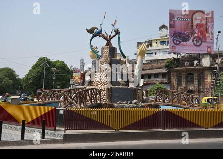 Save Birds sculpture at Mall road and Neil road junction. Phool Bagh, Kanpur, Uttar Pradesh, India. Stock Photo