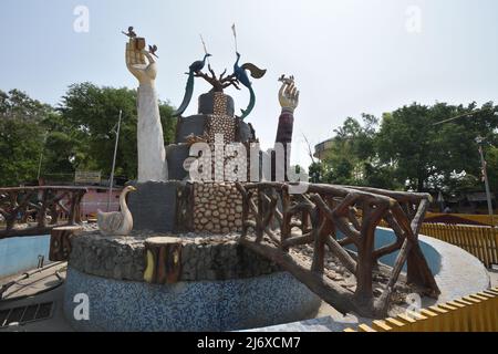 Save Birds sculpture at Mall road and Neil road junction. Phool Bagh, Kanpur, Uttar Pradesh, India. Stock Photo