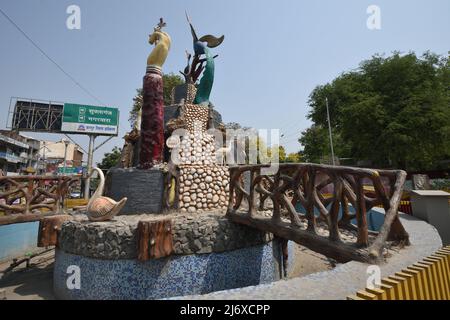 Save Birds sculpture at Mall road and Neil road junction. Phool Bagh, Kanpur, Uttar Pradesh, India. Stock Photo