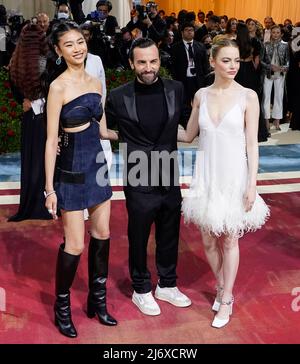 Met gala 2022 emma stone hi-res stock photography and images - Alamy