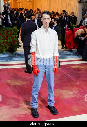 New York, United States. 2nd May, 2022. HoYeon Jung, Nicolas Ghesquiere, Emma  Stone arrives for the 2022 Met Gala held at The Metropolitan Museum of Art,  New York City. Credit: Jennifer Graylock/Alamy