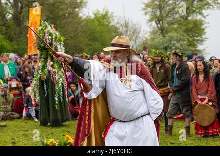 Glastonbury, Somerset, UK. 1st May 2022. Glastonbury May Day Pagan Beltane celebration. To celebrate people gathered at the towns Market Cross before leaving in a procession up the High Street and onward to Bushy Coombe. Credit: Stephen Bell/Alamy Stock Photo