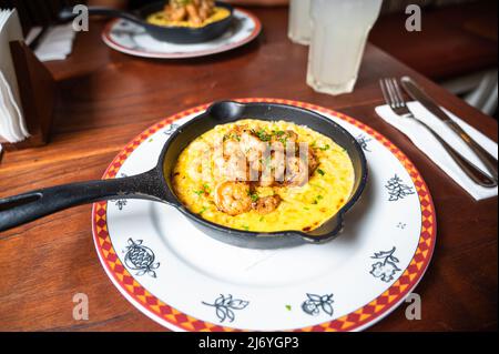 Macaroni And Cheese In Small Cast Iron Skillet Stock Photo - Download Image  Now - Macaroni and Cheese, Skillet - Cooking Pan, Cast Iron - iStock