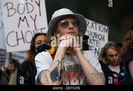 May 3, 2022, Los Angeles, California, United States: Protestors listening to speakers in front of the U.S. federal courthouse in Downtown Los Angeles to protest the leaked draft opinion that suggests the Supreme Court's potential decision to reverse Roe vs Wade. (Credit Image: ©  Raquel Natalicchio/ZUMA Press Wire) Stock Photo