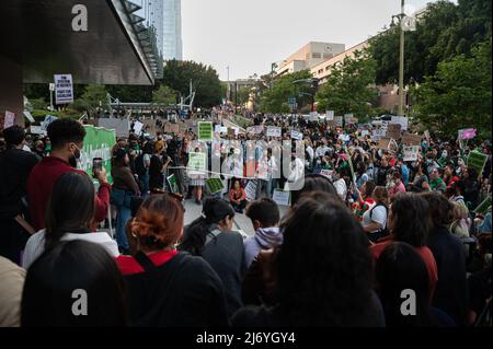 May 3, 2022, Los Angeles, California, United States: Hundreds of people gathered outside of the U.S. federal courthouse in Downtown Los Angeles to protest the leaked draft opinion that suggests the Supreme Court's potential decision to reverse Roe vs Wade. (Credit Image: ©  Raquel Natalicchio/ZUMA Press Wire) Stock Photo