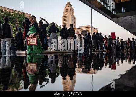 May 3, 2022, Los Angeles, California, United States: Hundreds of people gathered outside of the U.S. federal courthouse in Downtown Los Angeles to protest the leaked draft opinion that suggests the Supreme Court's potential decision to reverse Roe vs Wade. (Credit Image: ©  Raquel Natalicchio/ZUMA Press Wire) Stock Photo