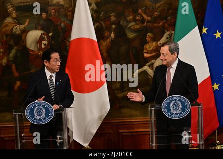(220505) -- ROME, May 5, 2022 (Xinhua) -- Italian Prime Minister Mario Draghi (R) and Japanese Prime Minister Fumio Kishida attend a press conference in Rome, Italy on May 4, 2022. The leaders of Italy and Japan on Wednesday said they would push for a negotiated settlement to the Ukraine conflict. (Photo by Alberto Lingria/Xinhua) Stock Photo