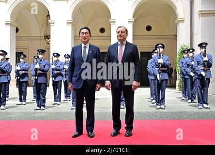 (220505) -- ROME, May 5, 2022 (Xinhua) -- Italian Prime Minister Mario Draghi (R, front) welcomes Japanese Prime Minister Fumio Kishida (L, front) in Rome, Italy on May 4, 2022. The leaders of Italy and Japan on Wednesday said they would push for a negotiated settlement to the Ukraine conflict. (Photo by Alberto Lingria/Xinhua) Stock Photo
