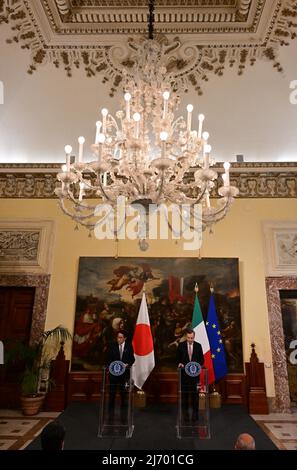 (220505) -- ROME, May 5, 2022 (Xinhua) -- Italian Prime Minister Mario Draghi (R) and Japanese Prime Minister Fumio Kishida attend a press conference in Rome, Italy on May 4, 2022. The leaders of Italy and Japan on Wednesday said they would push for a negotiated settlement to the Ukraine conflict. (Photo by Alberto Lingria/Xinhua) Stock Photo