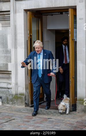 Westminster, London, UK. 5th May 2022.British Prime Minister, Boris Johnson, along with Dilyn the PM's Jack Russell cross dog, leaving the Polling Station following voting in the Local Government Elections. Amanda Rose/Alamy Live News Stock Photo
