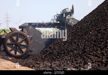 03 May 2022, North Rhine-Westphalia, Erkelenz: Lignite lies in a coal bunker at the Garzweiler open pit mine. Photo: Oliver Berg/dpa Stock Photo