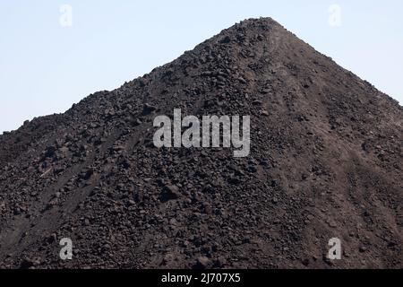 03 May 2022, North Rhine-Westphalia, Erkelenz: Lignite lies in a coal bunker at the Garzweiler open pit mine. Photo: Oliver Berg/dpa Stock Photo