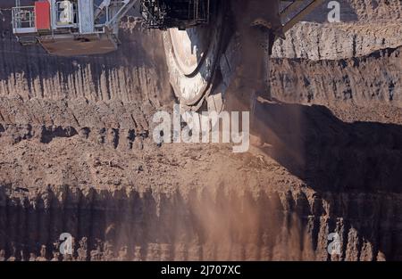 03 May 2022, North Rhine-Westphalia, Erkelenz: An RWE excavator shovels lignite in the Garzweiler open pit mine. Photo: Oliver Berg/dpa Stock Photo