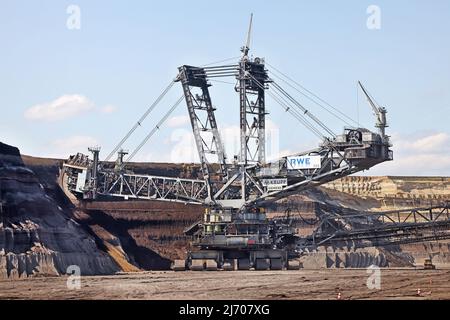 03 May 2022, North Rhine-Westphalia, Erkelenz: An RWE excavator shovels lignite in the Garzweiler open pit mine. Photo: Oliver Berg/dpa Stock Photo