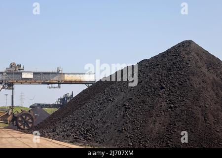 03 May 2022, North Rhine-Westphalia, Erkelenz: Lignite lies in a coal bunker at the Garzweiler open pit mine. Photo: Oliver Berg/dpa Stock Photo