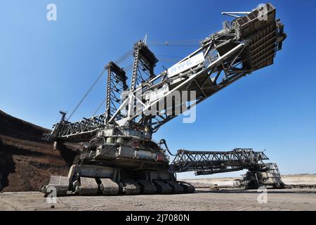 03 May 2022, North Rhine-Westphalia, Erkelenz: An RWE excavator shovels lignite in the Garzweiler open pit mine. Photo: Oliver Berg/dpa Stock Photo