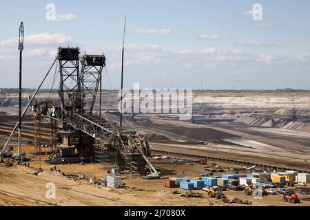 03 May 2022, North Rhine-Westphalia, Erkelenz: A lignite excavator being repaired in the Garzweiler open pit mine. Photo: Oliver Berg/dpa Stock Photo