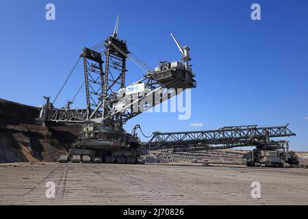 03 May 2022, North Rhine-Westphalia, Erkelenz: An RWE excavator shovels lignite in the Garzweiler open pit mine. Photo: Oliver Berg/dpa Stock Photo