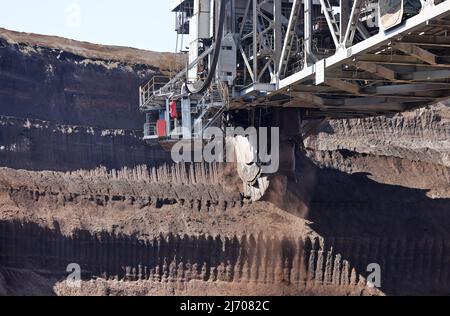 03 May 2022, North Rhine-Westphalia, Erkelenz: An RWE excavator shovels lignite in the Garzweiler open pit mine. Photo: Oliver Berg/dpa Stock Photo